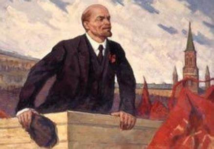 列宁是主张如何夺取和巩固意识形态领导权的？