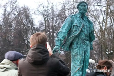 伟大的共产主义战士卡斯特罗的纪念雕像在莫斯科揭幕，普京发表重要讲话