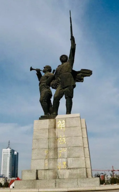 巩怀书：仰望广场上的战士铜像